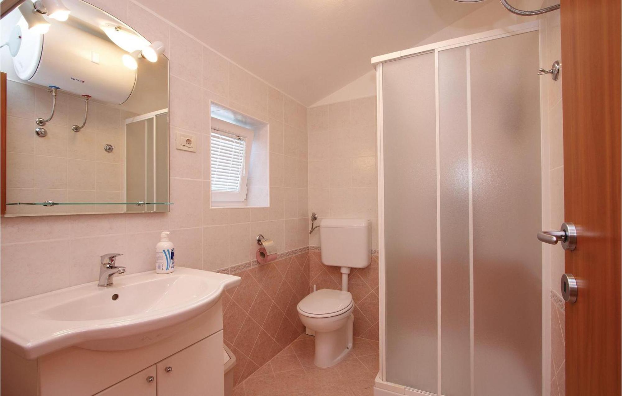 2 Bedroom Awesome Apartment In Plomin Ngoại thất bức ảnh